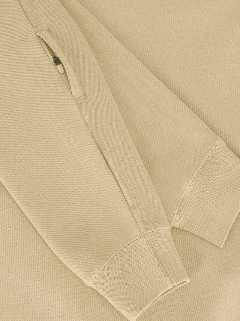Gesticktes REVOLOR Schriftzug ton-in-ton an der Schulternaht – dezent, clean und nur im Detail sichtbar.